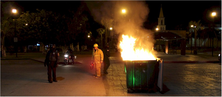 Incendio de contenedor de basura en Palacio Municipal - Foto 1