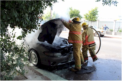 Se incendia vehículo en Ave California Foto 1