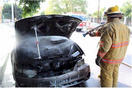 Se incendia vehículo en Ave California Foto 2