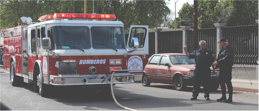 Se incendia vehículo en Ave California Foto 4