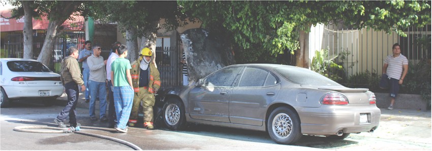 Se incendia vehículo en Ave California Foto 3