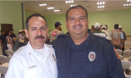 Comandante Sergio Martínez Silva, Jefe de Bomberos Cajeme junto a Nicolás Medina Aispuru