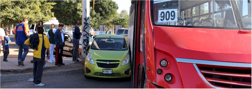 Colision autobus con miniauto - Foto 1