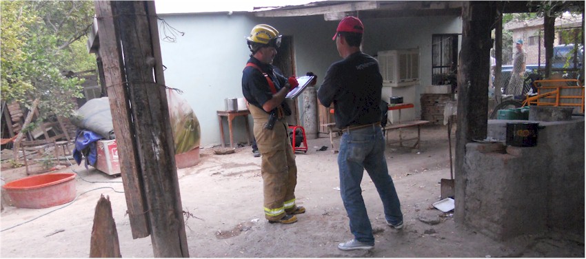 El Capitán Gaspar Herrera recaba datos del incendio registrado en esta vivienda de Providencia.