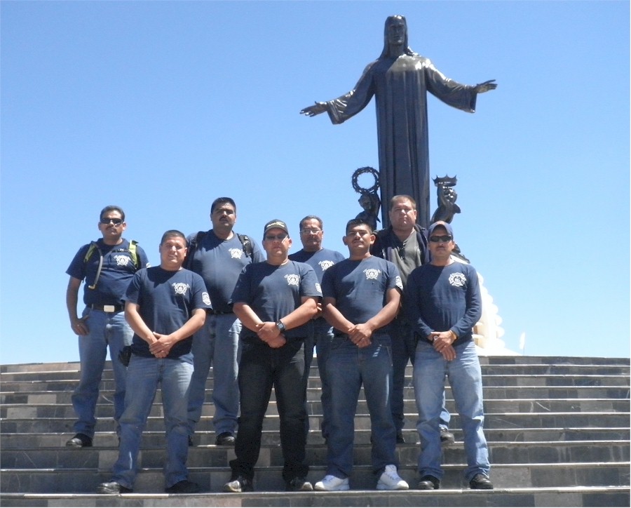Operativo Visita Papa Banedicto XVi a México: Silao, Guanajuato:grupo de Bomberos Cajeme al pie del Cristo Redentor