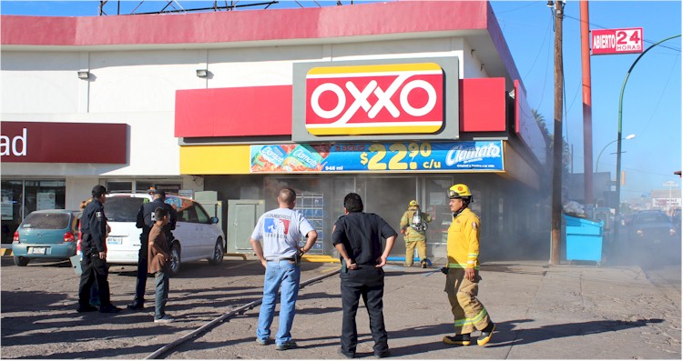 Bomberos ingresando a tienda OXXO ubicada en Avda 200 y Baca Calderón