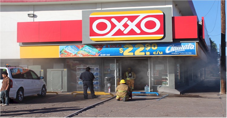 Bomberosventilando la tienda OXXO ubicada en Avda 200 y Baca Calderón
