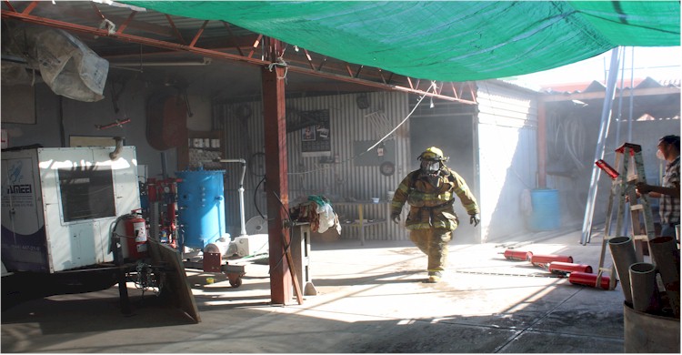 Empresa Ameei, Zacatecas 521 sur: bomberos saliendo del lugar