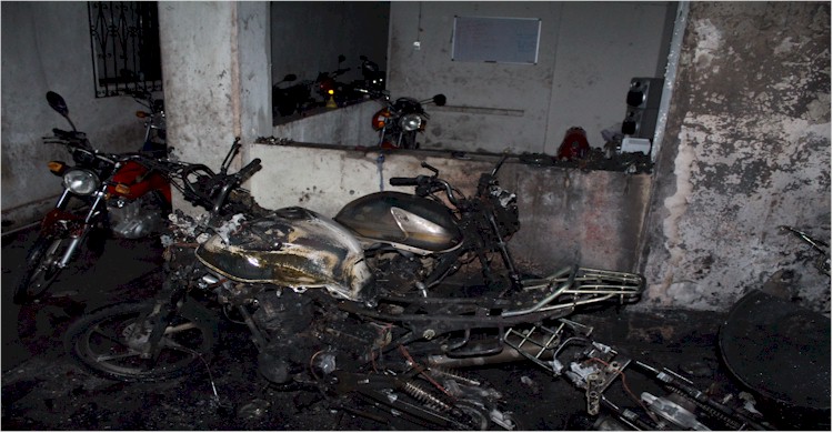 Incendio consume varias motocicletas en taller de empresa crediticia. Foto 5