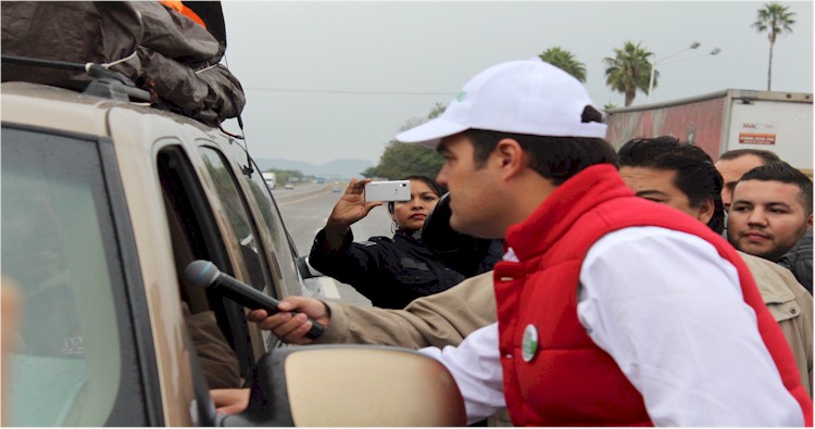 Operativo: "Bienvenido Paisano 2013". El alcalde Diaz-Brown entrevista a un paisano.