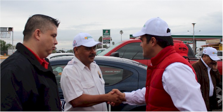 Operativo: "Bienvenido Paisano 2013". El Alcalde Diaz_Brown saluda al Comandante Osvaldo Villagrana