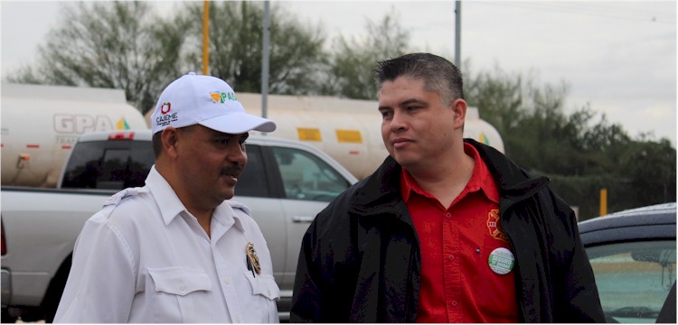 El Comandante de Bomberos Cajeme Osvaldo Villagrana y el Licenciado Juan Manuel Sainz, administrador del Patronato de Bomberos Cajeme