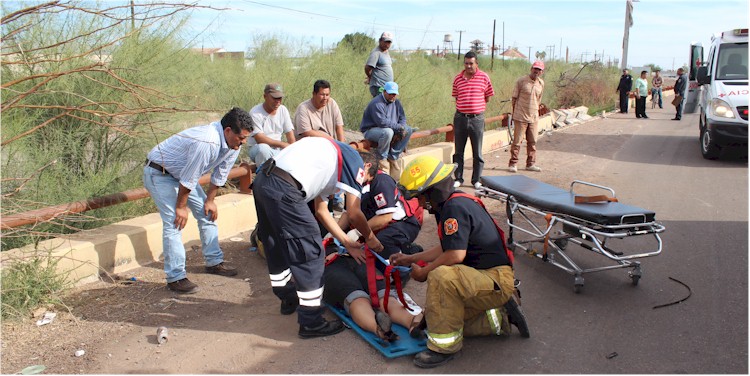Accidente Carretera 15 y calle 300: Bomberos y socorristas Cruz Roja atienden a persona lesionada