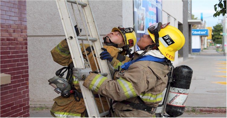 Curso RIT y Mayday: 2 bomberos al pie de la escalera esperan al bombero rescatado