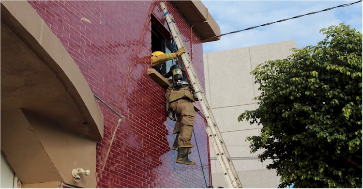 Curso RIT y Mayday: bajando al bombero rescatado a traves de una ventana del 2do piso