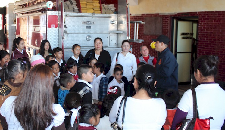 Niñas y niños de El Portón visitan a bomberos