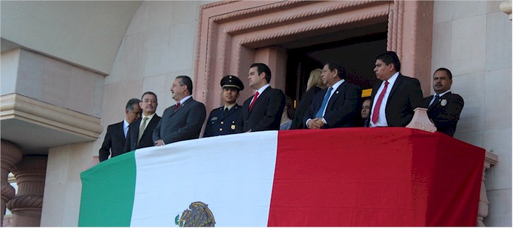Desfile 20 de Noviembre: Palco de Honor en Palacio Municipal. Aparece el Presidente Municipal Rogelio Díaz-Brown y autoridades