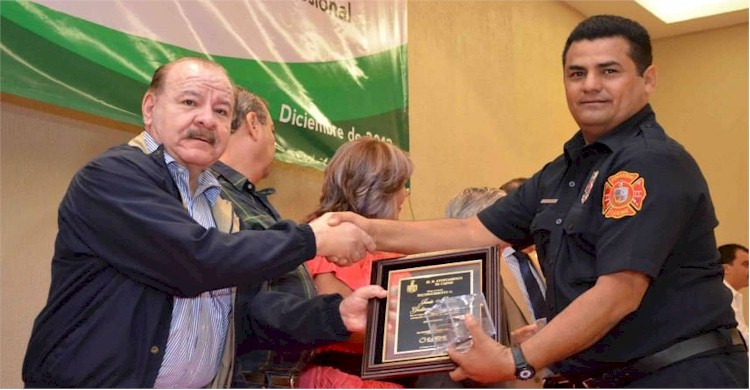 Martín Godinez recibe reconocimiento por 25 años de servicio