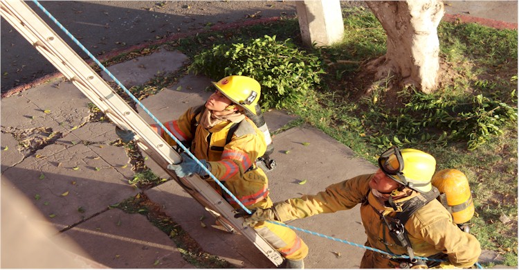 Curso RIT y Mayday: dos bomberos bajan al bombero rescatado