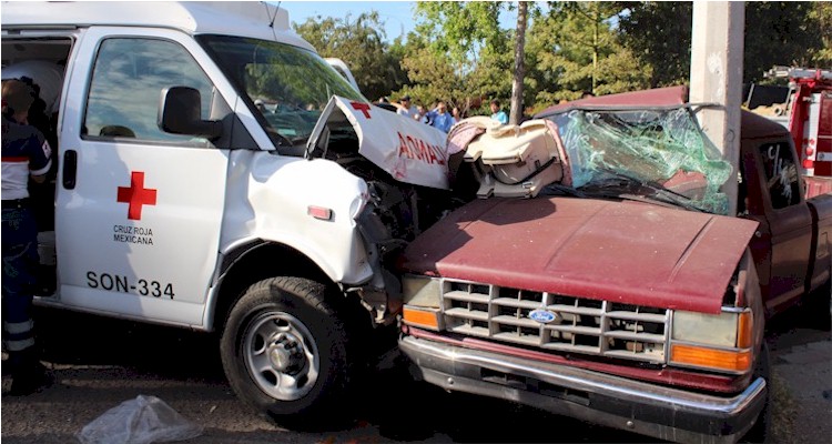 Colisión ambulancia Cruz Roja - Foto 1