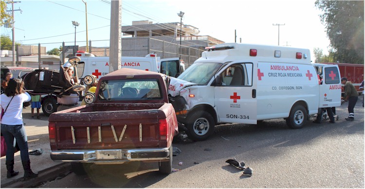 Colisión ambulancia Cruz Roja - Foto 2