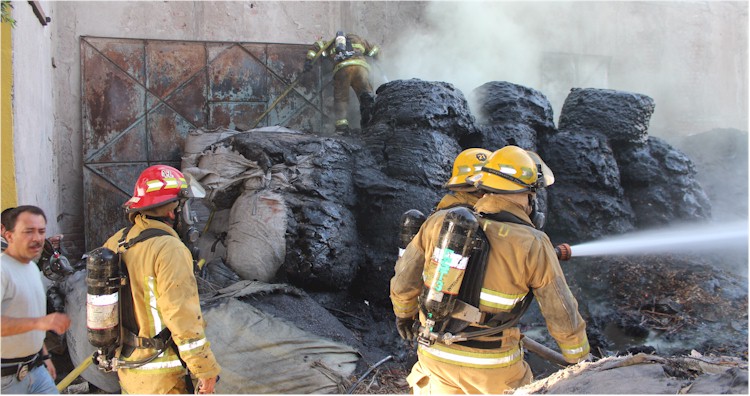 Incendio de bodega donde se almacena chapopote - Foto 1