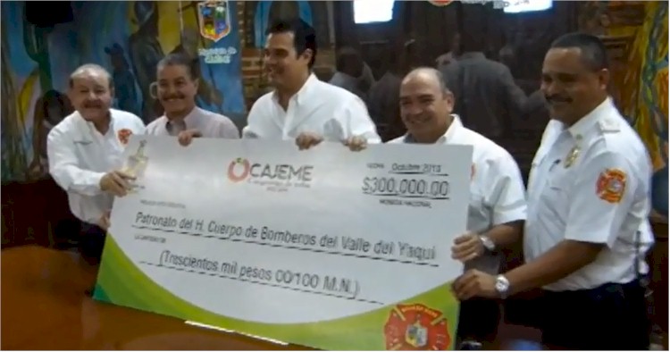 Rogelio Diaz Brown entrega $300,000 a Bomberos