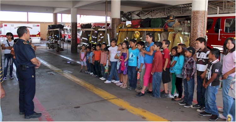 Niñas y niños de Pueblo Yaqui visitan a Bomberos - Foto 4