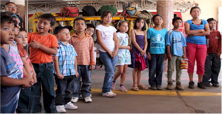 Niñas y niños de Pueblo Yaqui visitan a Bomberos - Foto 3