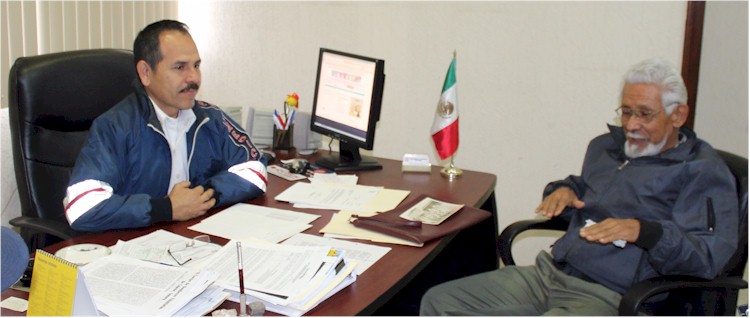 El Comandante Sergio Martínez Silva y el Bombero Veterano Fausto Torres Payán