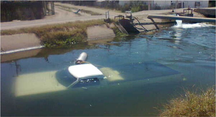 Cae vehículo a canal: Rescate Acuático de Bomberos Cajeme lo rescata Foto 1