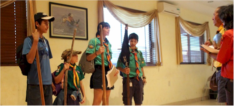 Scouts visitan a Bomberos - Foto 2