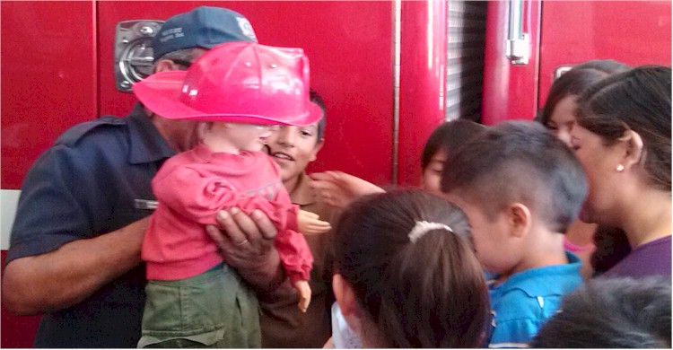 Niñas y niños de Tesopobampo visitan a bomberos