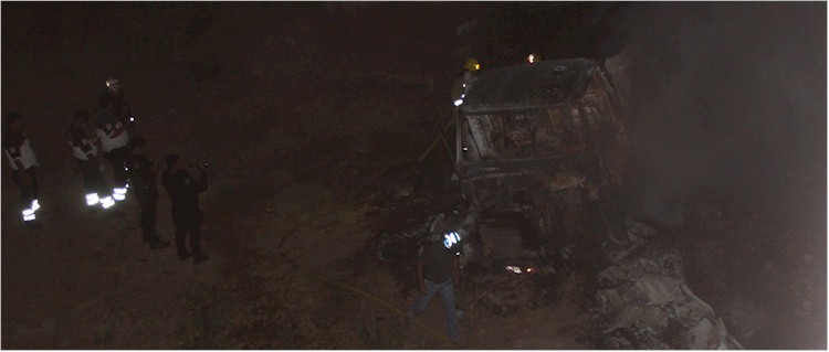 Cae y se incendia tractocamión en el Puente del Río Yaqui - Foto 1