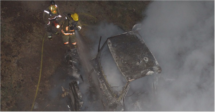 Cae y se incendia tractocamión en el Puente del Río Yaqui - Foto 5