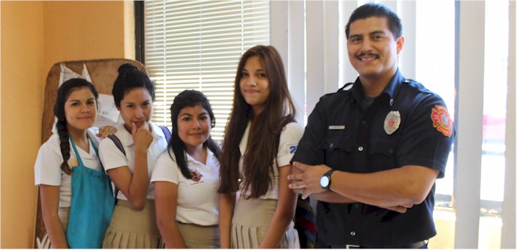 Alumnas de la Secundaria 3 y el Teniente Adrián Contreras S.